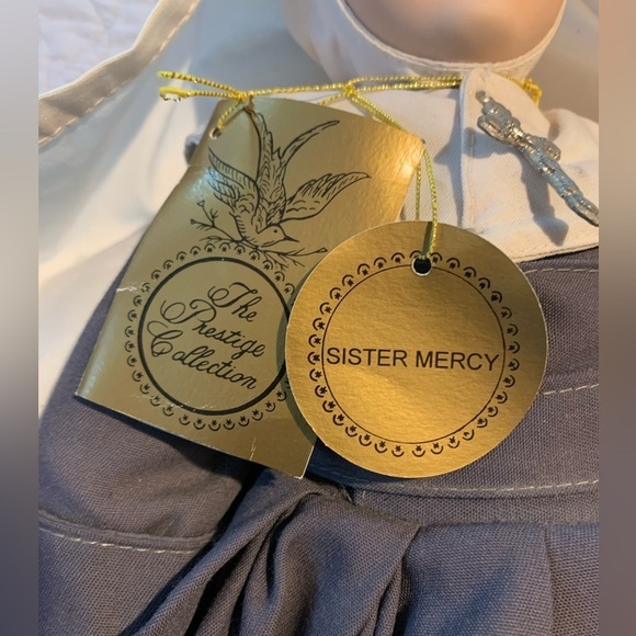 Kingstate Corp Sister Mercy Porcelain doll, with windup music box in back - Picture 9 of 10